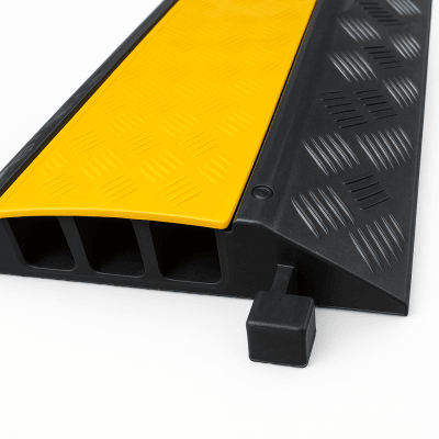 Protector de Cable de 3 Canales / Base de Goma y Tapa de Plástico / Tamaño del Canal 30x30mm / Capacidad de Carga 5 Toneladas / Longitud 90 cm / Ancho del Contorno 50 cm / Altura 4.5 cm / Color Amarillo-Negro / Material Hule | AC903-V2